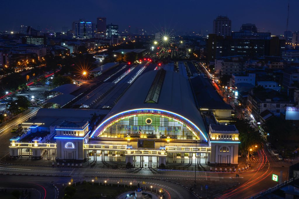 Stasiun kereta api Hua Lamphong di Bangkok, Thailand, Selasa, 30 November 2021. Saat Thailand secara resmi membuka stasiun kereta api terbesar di Asia Tenggara di Bangkok, Kamis, 19 Januari 2023, ikon berusia seabad stasiun masih akan digunakan untuk operasi lokal untuk saat ini