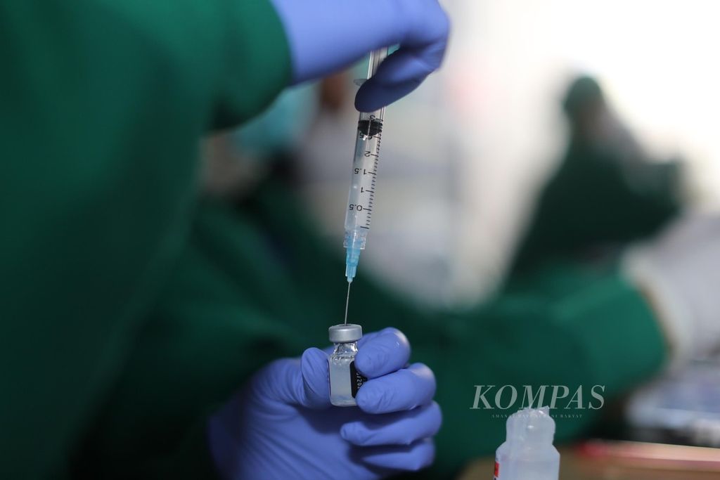 Petugas medis menyiapkan vaksin Pfizer yang akan diberikan kepada warga lanjut usia yang mengikuti program penyuntikan dosis ketiga atau booster vaksin Covid-19 di Puskesmas Kramat Jati, Jakarta Timur, Rabu (12/1/2022).