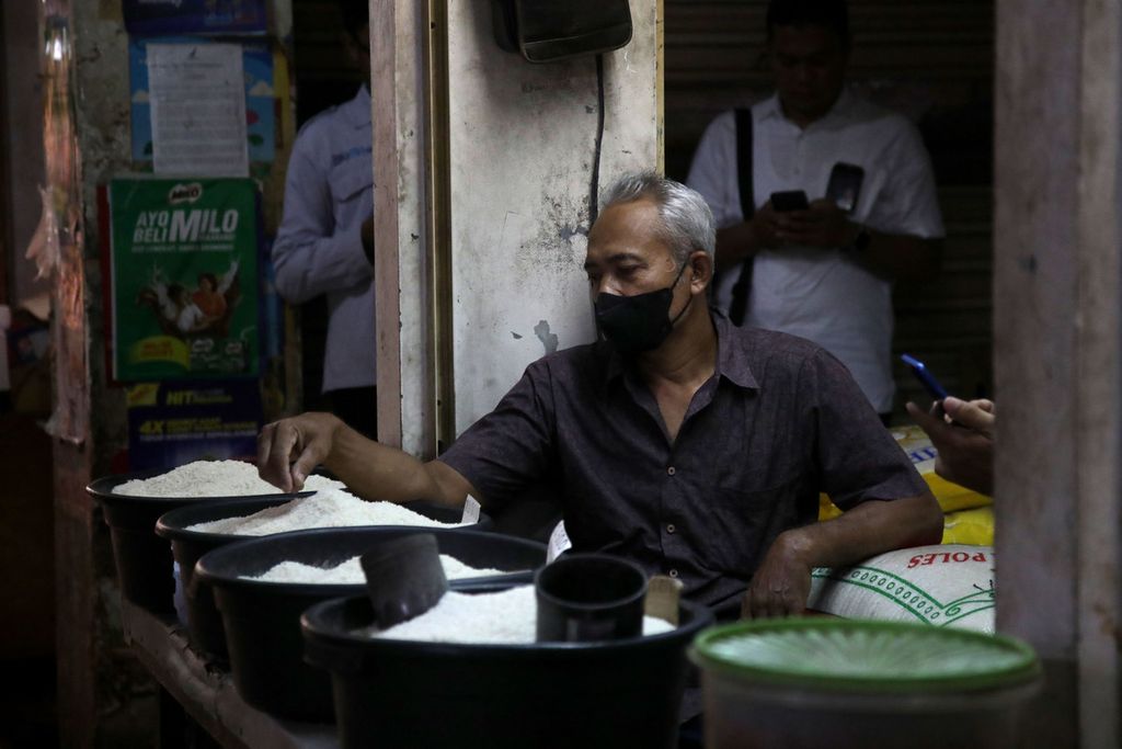 Pedagang beras menunggu dagangannya saat Presiden Joko Widodo akan meninjau pasokan dan harga kebutuhan pokok masyarakat menjelang Lebaran di Pasar Johar Baru, Jakarta Pusat, Rabu (5/4/2023). 
