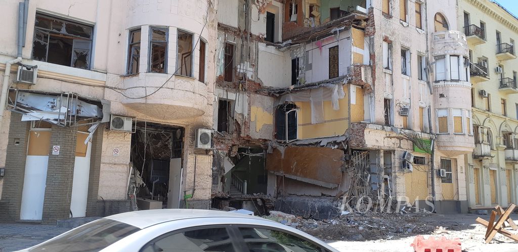 Bangunan hancur di pusat kota Kharkiv, Minggu (3/7/2022). Provinsi Ukraina yang berbatasan dengan Rusia ini merupakan salah satu daerah yang kerap kena serangan artileri medan dan serangan udara.