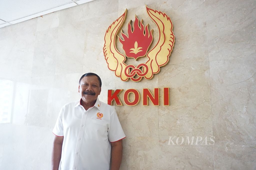 Wakil Ketua Umum I Komite Olahraga Nasional Indonesia (KONI) Pusat Suwarno berpose di kantornya, di Jakarta, Kamis (14/3/2024).
