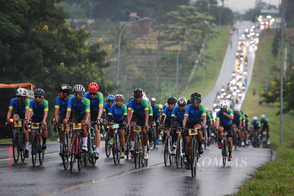 Participants of the Cycling de Jabar 2024 race climbed a hill in Kuningan Regency, West Java, on Saturday (25/5/2024). The participants covered a route of 213 kilometers from Cirebon to Pangandaran, West Java.