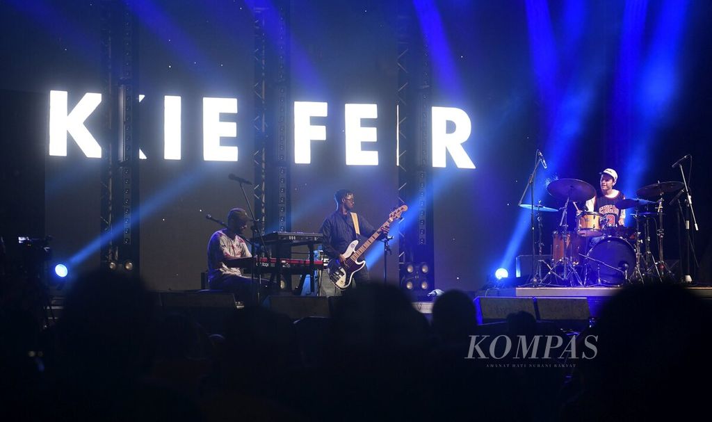 Kiefer tampil di Plainsong Live Stage pada hari pertama Joyland Festival 2022 yang berlangsung di Stadion Softball Gelora Bung Karno, Jakarta, Jumat (4/11/2022). 
