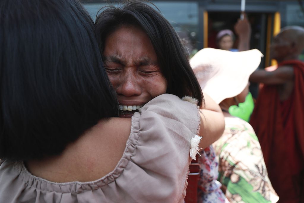 Seorang warga menangis bahagia sesaat setelah keluar dari Penjara Insein di Yangon, Myanmar, Rabu (17/4/2024). Junta militer dilaporkan membebaskan kembali sekitar 3.000 tahanan. 