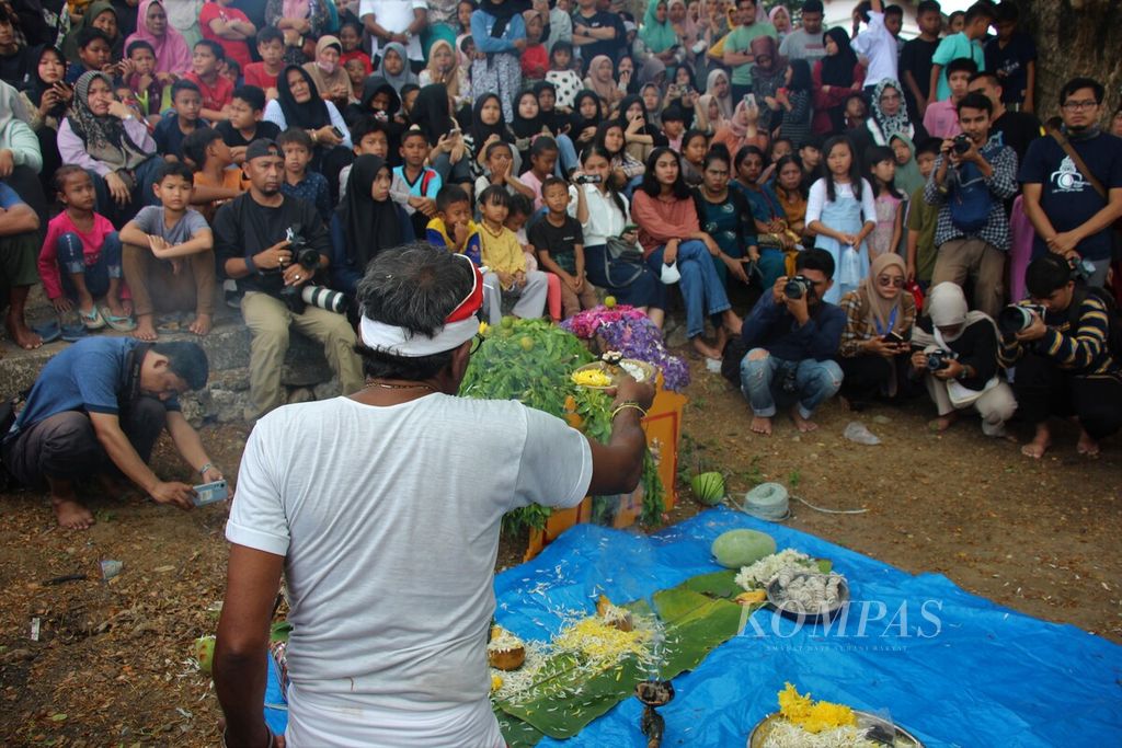 Umat Hindu etnik Tamil saat melakukan ritual keagamaan dalam perayaan Shitirai Maha Puja Umat Hindu Tamil di tepi Krueng (Sungai) Aceh di Desa Keudah, Kota Banda Aceh, Provinsi Aceh, berlangsung meriah, Minggu (30/4/2023). Warga lokal ikut menyaksikan perayaan tradisi keagamaan umat Hindu.
