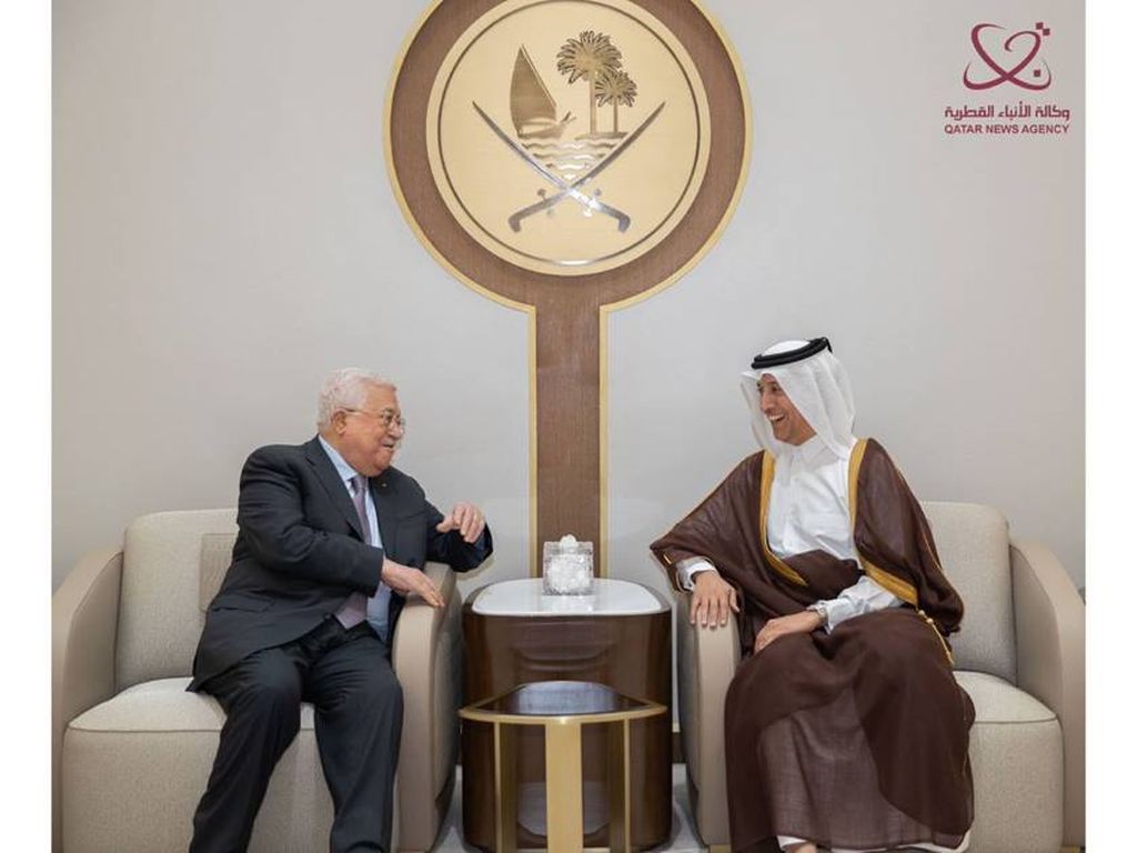 Dalam foto yang disiarkan Qatar News Agency pada Sabtu (19/11/2022) sore ini terlihat Presiden Palestina Mahmoud Abbas (kiri) dan anggota kabinet Qatar, Fahd bin Faisal al Thani. QNA menyebut Abbas dan rombongan tiba di Doha, Qatar, pada Sabtu. Tujuan lawatan itu antara lain menghadiri pembukaan Piala Dunia di Doha, Minggu (20/11/2022).