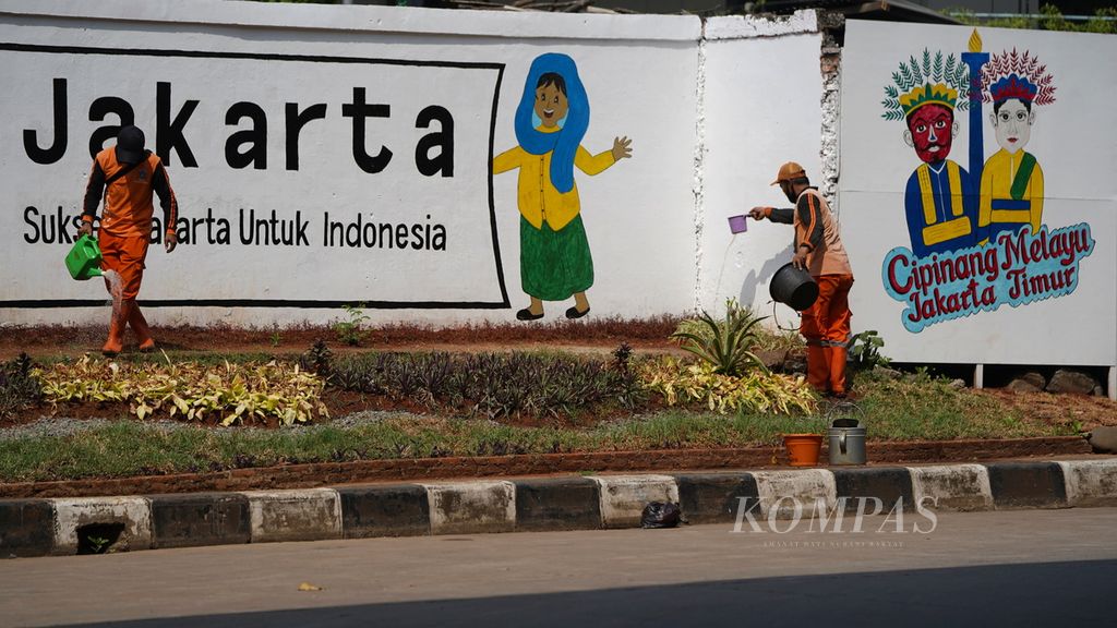 Petugas penanganan prasarana dan sarana umum Cipinang Melayu menyirami tanaman di Kecamatan Makasar, Jakarta Timur, Rabu (26/4/2023). Sudut-sudut kota terus dipercantik oleh pasukan oranye. 