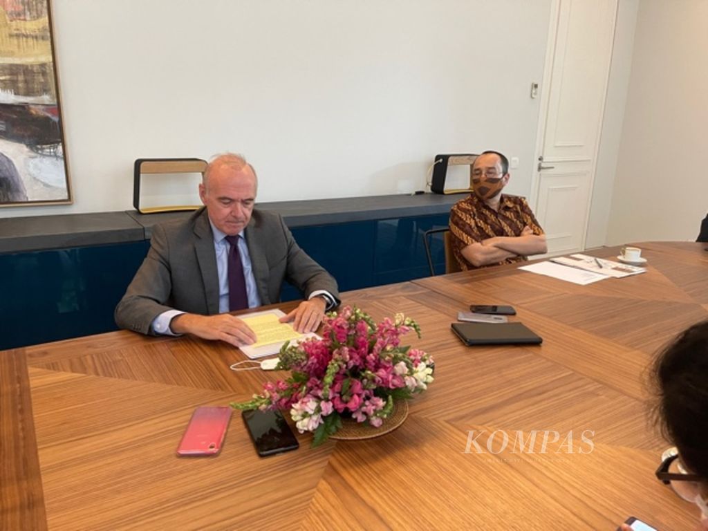  Dominique Robert, anggota staf Kedutaan Besar Perancis (kanan), mendampingi Duta Besar Perancis untuk Indonesia Olivier Chambard berbincang dengan sejumlah jurnalis di Jakarta, 24 September 2022. 