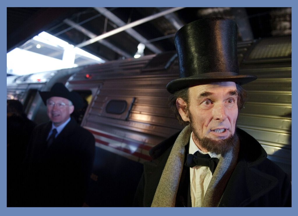 Abraham Lincoln, yang diperankan aktor Fritz Klein, berbicara dengan wartawan saat tiba di Union Station, Washington DC, AS, 23 Februari 2011. Klein tiba dari Baltimore dalam napak tilas perjalanan kereta Lincoln dari Springfield, Illinois, ke Washington DC dalam rangka pelantikannya sebagai Presiden Ke-16 AS. 