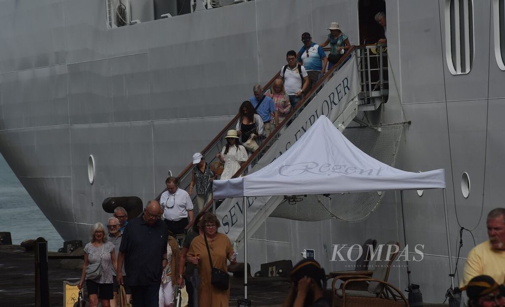 Penumpang Kapal Pesiar Seven Seas Explorer turun di Pelabuhan Tanjung Perak, Surabaya, Rabu (15/2/2023).