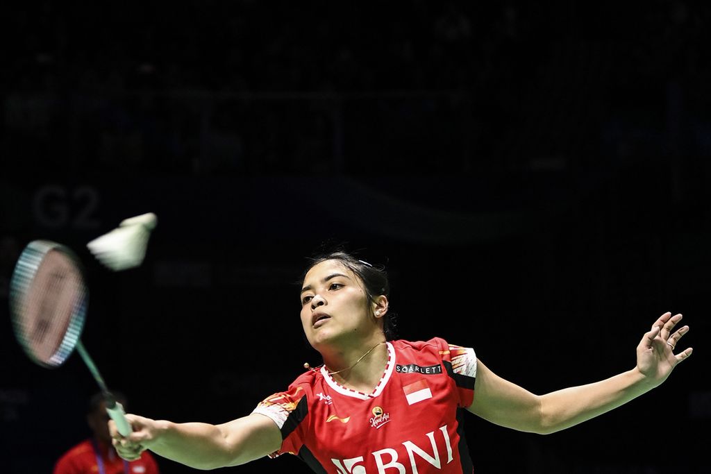 Indonesian badminton women's singles player Gregoria Mariska Tunjung returned the shuttlecock to South Korean badminton player Sim Yu-jin in the semifinals of the 2024 Uber Cup at the Chengdu Hi Tech Zone Sports Center Gymnasium in Chengdu, China, on Saturday (4/5/2024). Gregoria won 21-15, 21-13.