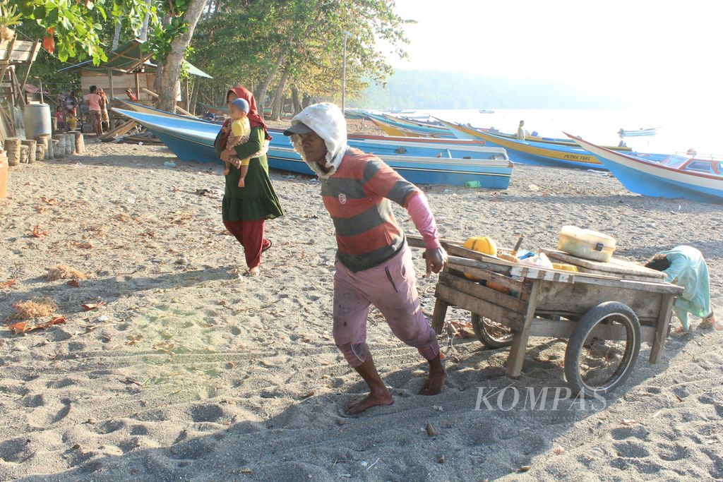 Umar Waymese (45), membawa ikan hasil tangkapannya di Desa Kawa, Kecamatan Seram Barat, Kabupaten Seram Bagian Barat, Maluku, Senin (4/9/2023).