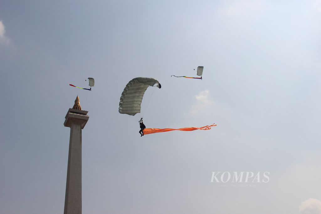 Atraksi terjun payung dalam gladi bersih HUT Ke-78 TNI di Monas, Jakarta, Selasa (3/10/2023).