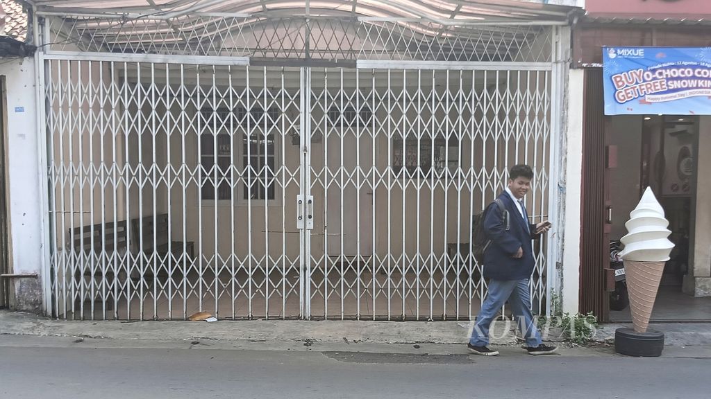 Pelajar melintas di depan klinik kesehatan di Cipadu, Larangan, Kota Tangerang, Banten, Senin (2/9/2024). Klinik itu tempat H bekerja sebagai dokter. H diduga melecehkan pasiennya.