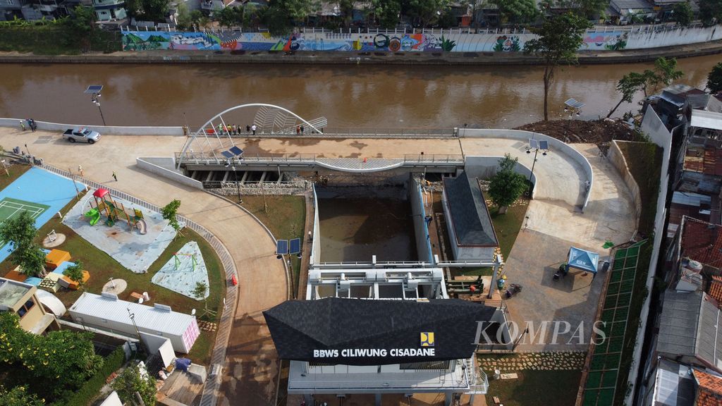 Pengerjaan akhir proyek <i>inlet</i> (pintu masuk) sodetan Kali Ciliwung-Kanal Banjir Timur di kawasan Bidara Cina, Jakarta Timur, Selasa (20/6/2023).