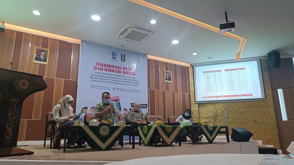 Ketua Umum Pengurus Pusat Ikatan Pelajar Muhammadiyah (IPM) Nashir Efendi (kedua dari kiri) memaparkan hasil riset dalam diseminasi riset dan diskusi media mengenai data ”Outlook Perokok Pelajar Indonesia 2022” di Jakarta, Rabu (8/2/2023).