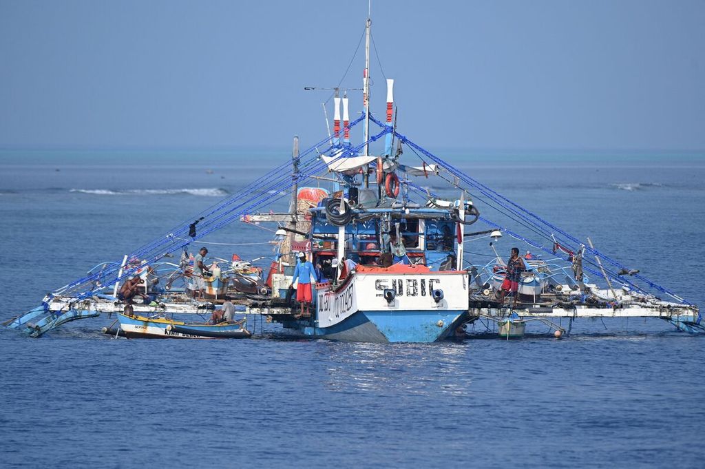 Kapal pencari ikan Filipina berlabuh di Karang Scarborough di wilayah yang disengketakan dengan China di Laut China Selatan, 22 September 2023.