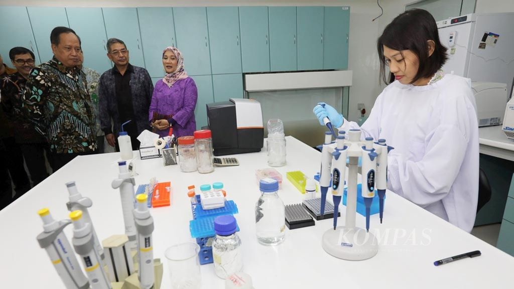 Menristek Dikti Mohamad Nasir (kiri) meninjau laboratorium Pusat Genom Nasional di Lembaga Biologi Molekuler Eijkman, Jakarta, setelah peresmian fasilitas tersebut, Kamis (26/4/2018). Pusat Genom Nasional tersebut dilengkapi dengan alat-alat <i>sequens </i>genetika terbaru yang menjadikan Indonesia memiliki laboratorium bertaraf internasional. 