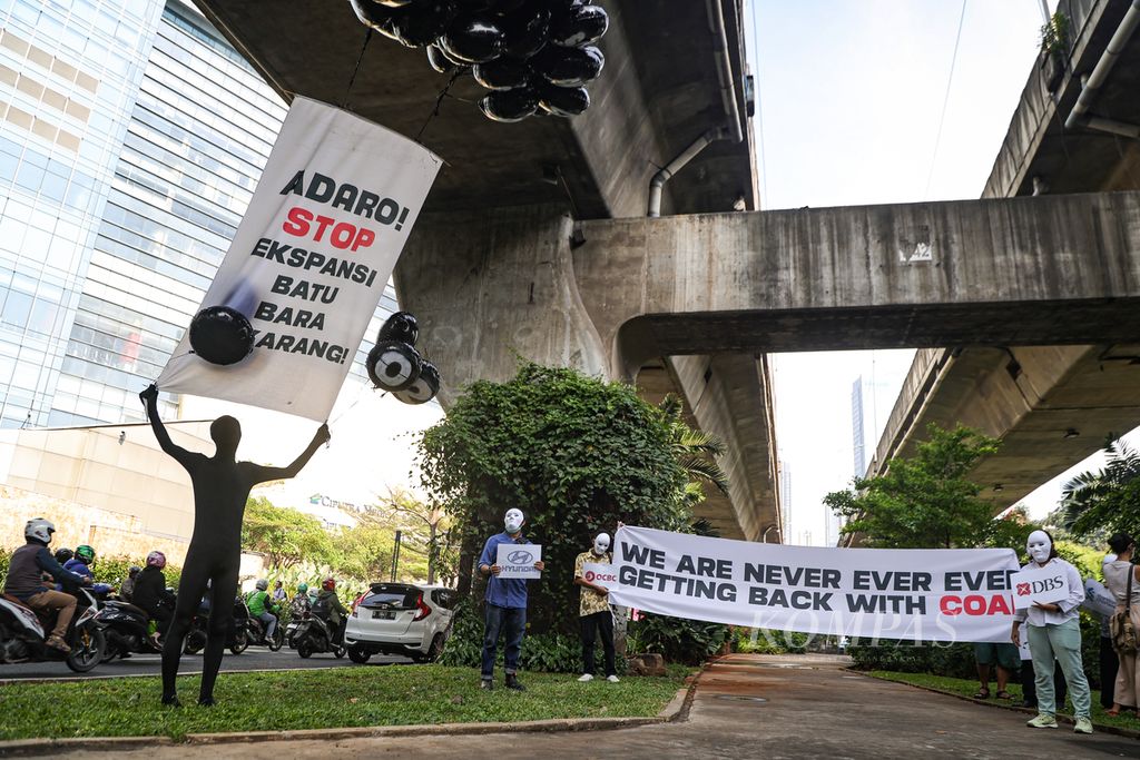 Aktivis membawa spanduk kritik dan berbagai atribut dalam aksi di kawasan Kuningan, Jakarta, Rabu (15/5/2024). Greenpeace Indonesia, Market Forces, dan Enter Nusantara menggelar aksi kreatif sebagai seruan kepada perusahaan tambang batu bara untuk melakukan transisi energi agar tidak kehilangan investor. Menurut International Energy Agency, dunia harus berhenti membangun PLTU batu bara dan ekspansi tambang batu bara untuk meminimalisasi dampak krisis iklim. 