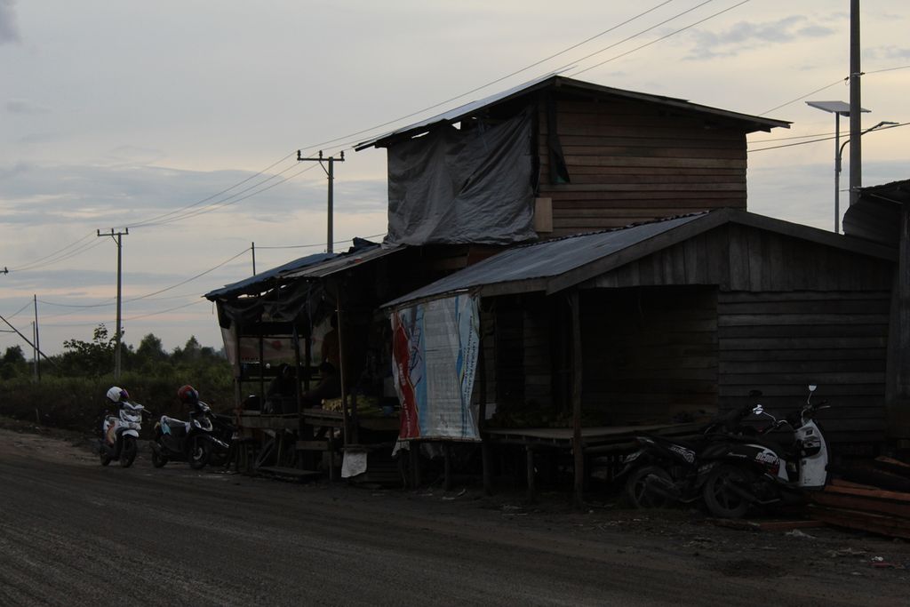 Residents of Penda Barania Village utilize land on the edge of the Trans-Kalimantan Road for selling goods on Friday (10/12/2021). Barania Village in Pulang Pisau Regency, Central Kalimantan, is one of the villages crossed by the Trans-Kalimantan Road from Central Kalimantan to South Kalimantan and East Kalimantan.