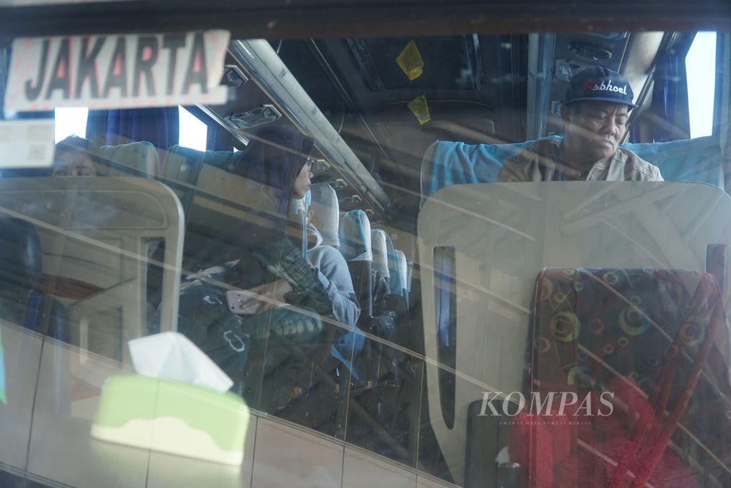 Penumpang menunggu keberangkatan di dalam bus di sekitar pintu keberangkatan Terminal Terpadu Pulo Gebang, Jakarta Timur, Sabtu (16/12/2023). Sembilan hari menjelang Natal, jumlah penumpang di terminal ini relatif normal. 