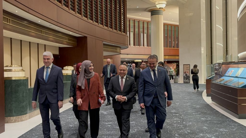 Duta Besar RI di Ankara, Achmad Rizal Purnama (kedua dari kanan), meninjau Perpustakaan Kepresidenan Turki di Ankara, Selasa (13/2/2024).