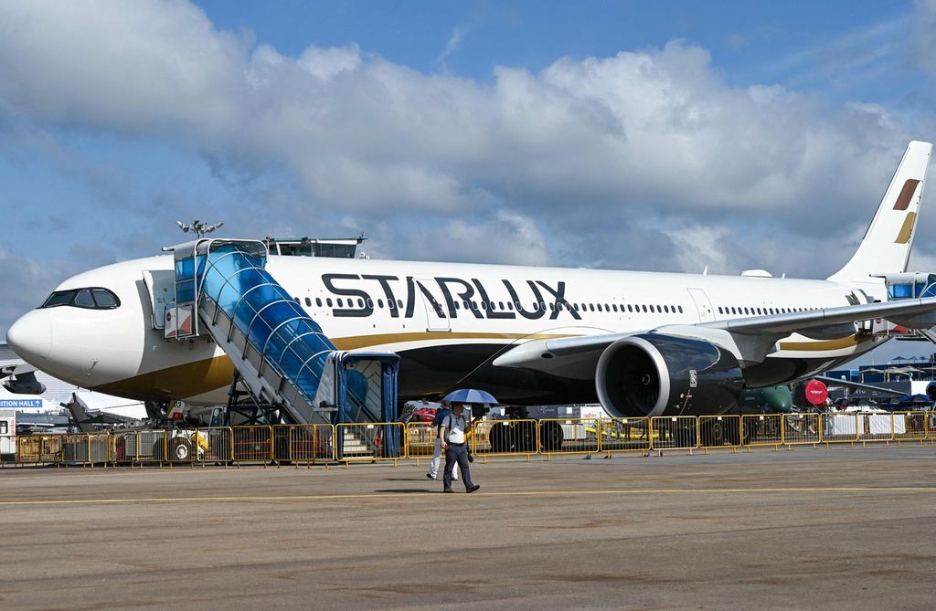 Pesawat Airbus A330neo milik maskapai Starlux Airlines dipamerkan pada Pameran Kedirgantaraan Singapura atau Singapore Airshow di Singapura, 20 Februari 2024.  