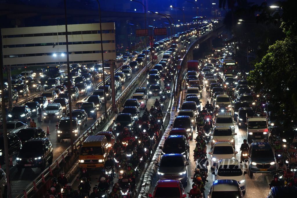 Kemacetan lalu lintas selepas jam pulang perkantoran di Jalan Gatot Subroto, Jakarta Selatan, Selasa (28/11/2023).  