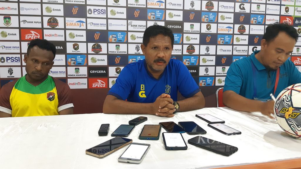 Pelatih Persewar Waropen Eduard Ivakdalam saat memberikan keterangan pers kepada wartawan di Stadion Mandala Jayapura.
