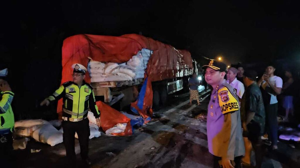 Polisi mengatur lalu lintas seusai kecelakaan bus pengangkut siswa <i>study tour </i>di Kabupaten Ogan Komering Ilir, Sumatera Selatan, Jumat (24/5/2024) malam. 