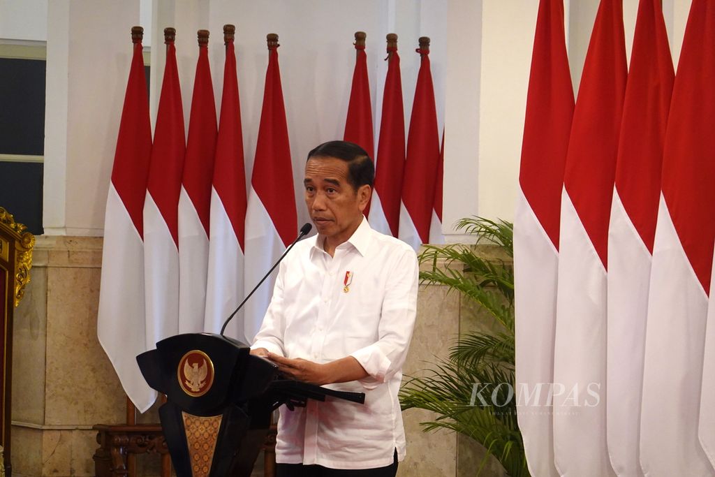Presiden Joko Widodo memberikan sambutan pengantar sidang kabinet paripurna di Istana Negara, Jakarta, Senin (11/12/2023). 