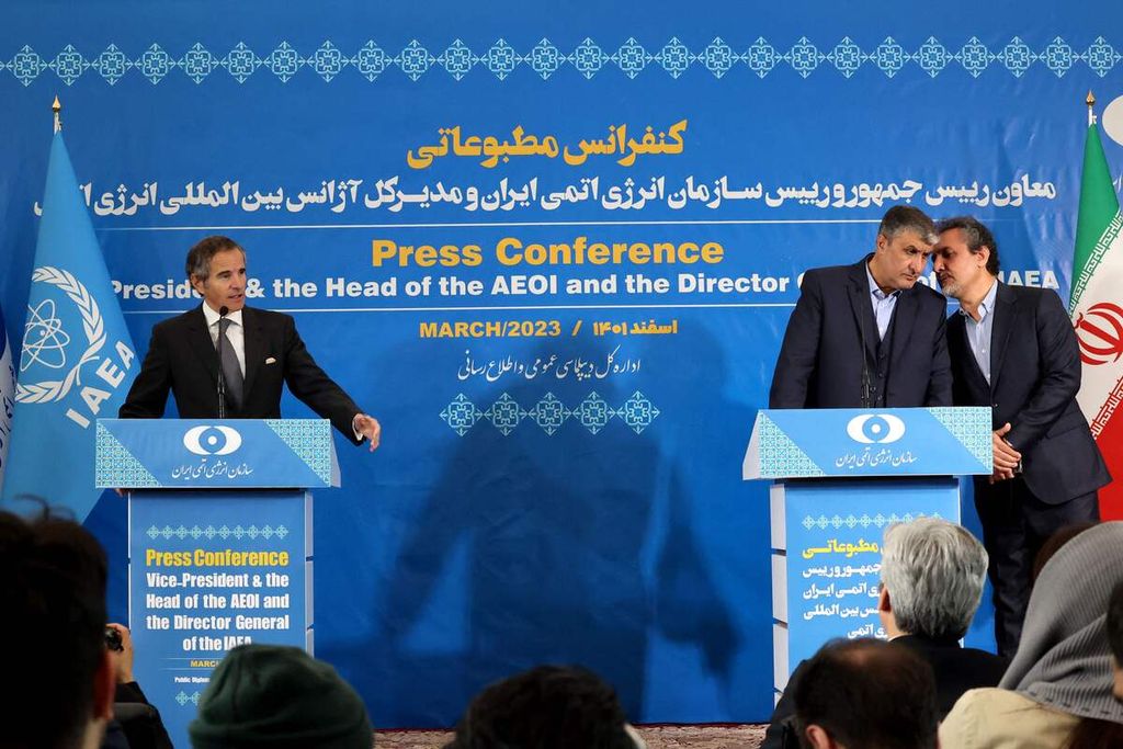 Kepala Organisasi Energi Atom Iran Mohammad Eslami (kedua dari kanan, di podium) dan Direktur Jenderal Badan Energi Atom Internasional (IAEA) Rafael Grossi menggelar konferensi pers di Teheran, Iran, Sabtu (4/3/2023). 