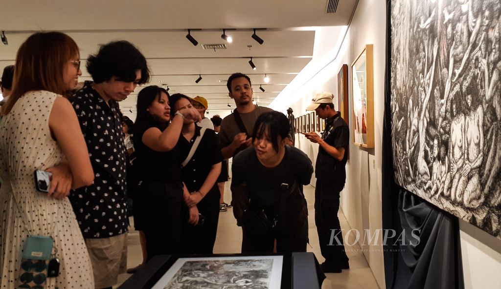 Pengunjung mengamati lukisan dalam pameran seni Duka dalam Dekade di Galeri Cipta 1, Taman Ismail Marzuki, Jakarta, Minggu (26/5/2024) sore. Pameran yang digelar oleh Komisi untuk Orang Hilang dan Korban Tindak Kekerasan (Kontras) itu berlangsung pada 26 Mei-1 Juni 2024.