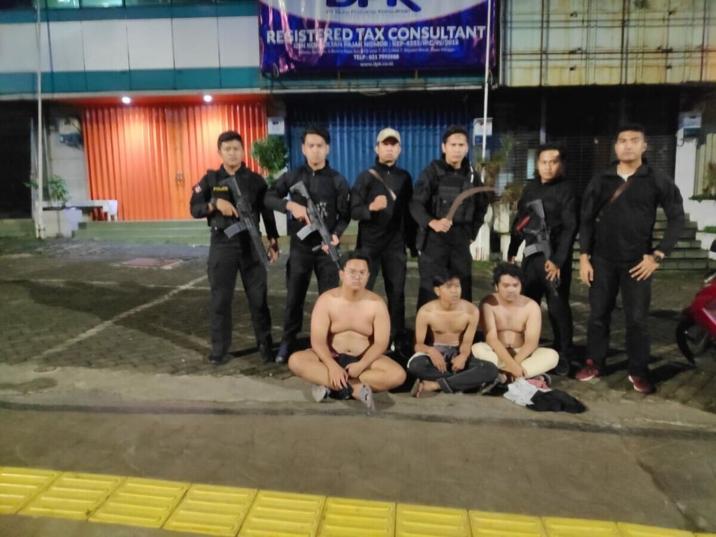 Tim Eagle One Polres Metro Jakarta Selatan membekuk tiga gangster yang akan tawuran di Pejaten, Jakarta Selatan, 14 April 2019 dini hari.