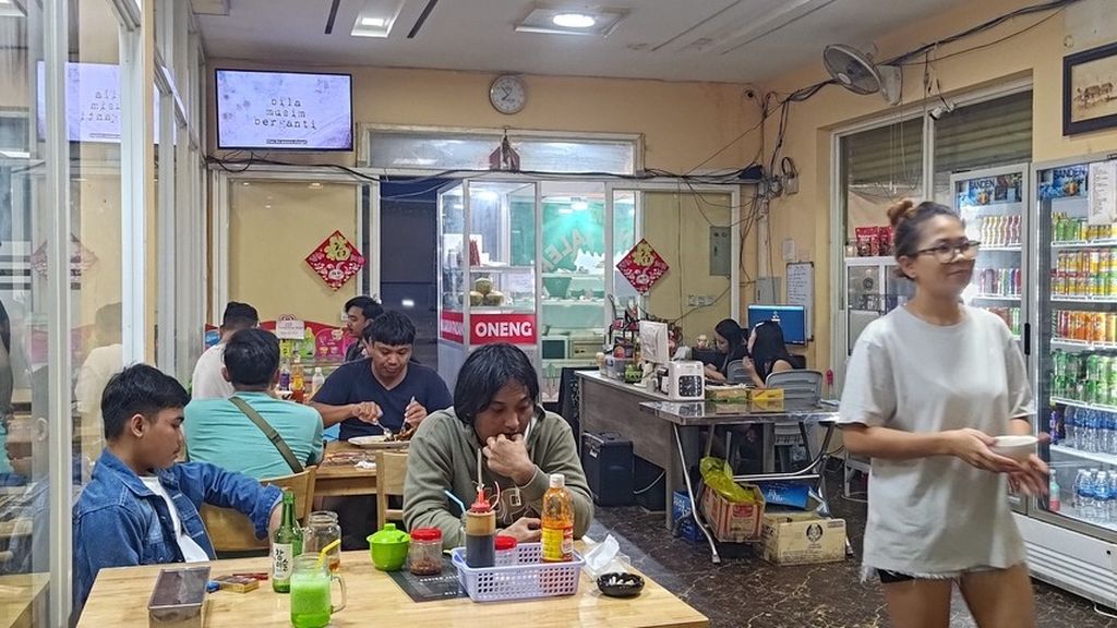 Suasana di salah satu rumah makan milik orang Indonesia di Sihanoukville, Kamboja, awal Desember 2023. Rumah makan ini berada di sekitar Trimulia Tower, salah satu kantong pekerja Indonesia. Di depan Trimulia, banyak ditemukan rumah makan lain milik orang Indonesia.