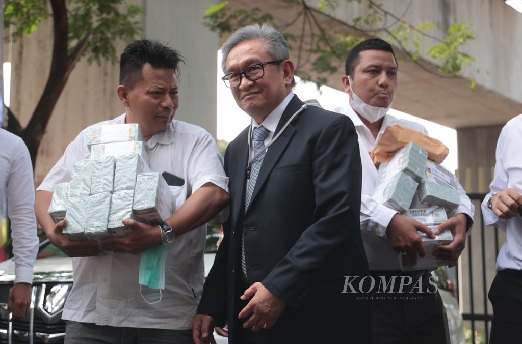The attorney for the defendant in the alleged corruption case in the procurement of the <i>base transceiver station</i> program (BTS) Bakti Ministry of Communication and Information Technology (Kominfo) 2020-2022 Irwan Hermawan, Maqdir Ismail (in suit), brought IDR 27 billion to the Attorney General's Office (AGO), Jakarta, Thursday (13/7/2023).
