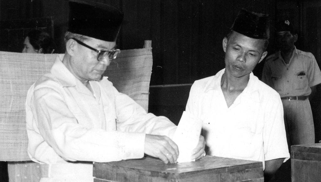 Wakil Presiden RI Mohammad Hatta memasukkan kertas suara saat Pemilihan Umum 1955 untuk memilih anggota konstituante, Kamis (15/12/1955).