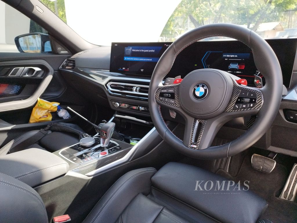 Interior kabin BMW M2 Coupe 2023 saat difoto di kawasan Senggigi, Lombok Barat, Nusa Tenggara Barat, Senin (16/10/2023).