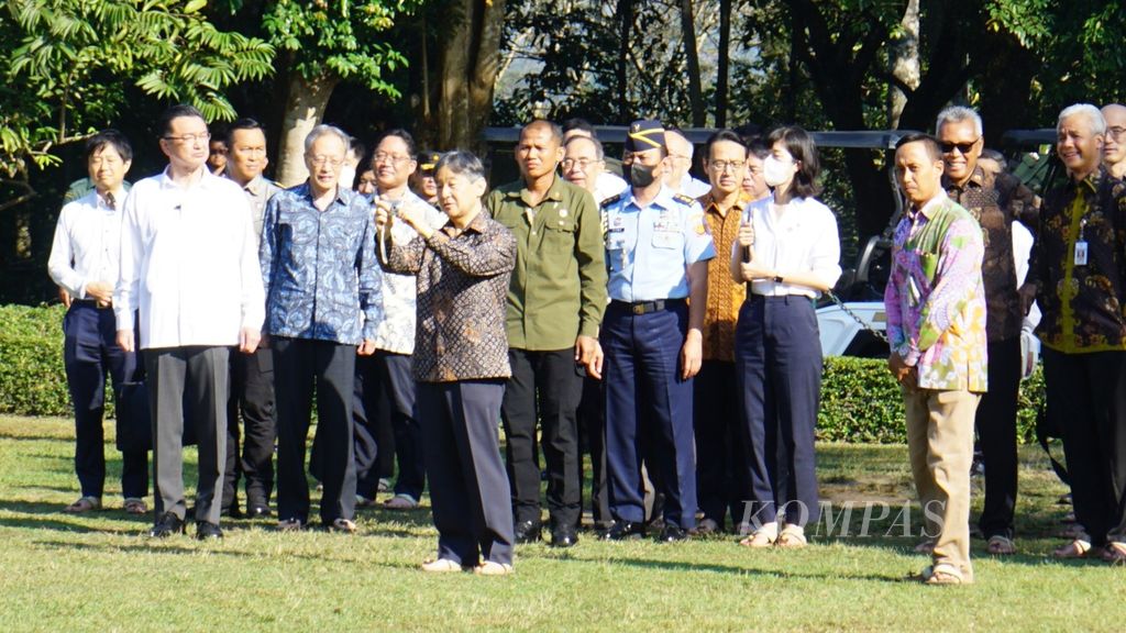 Kaisar Jepang Naruhito (tengah) memotret candi menggunakan kamera sakunya, di pelataran Candi Borobudur, Kabupaten Magelang, Jawa Tengah, Kamis (22/6/2023). Itu merupakan kunjungan hari ke-6 dalam lawatannya ke Indonesia. Ia tertarik dengan kisah mengenai sumber daya air terkait candi tersebut.