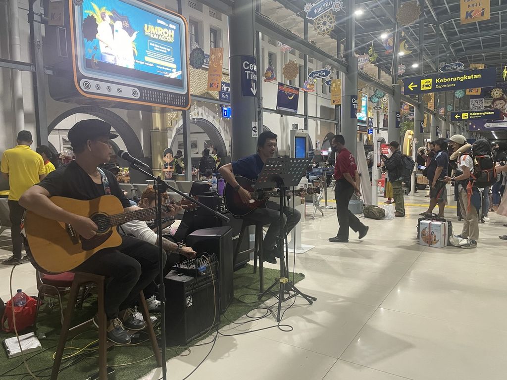 Suasana Stasiun Pasar Senen, Jakarta Pusat, pada H-3 Lebaran 2023 atau Rabu (19/4/2023). Musik akustik mengalun guna menghibur calon penumpang. 