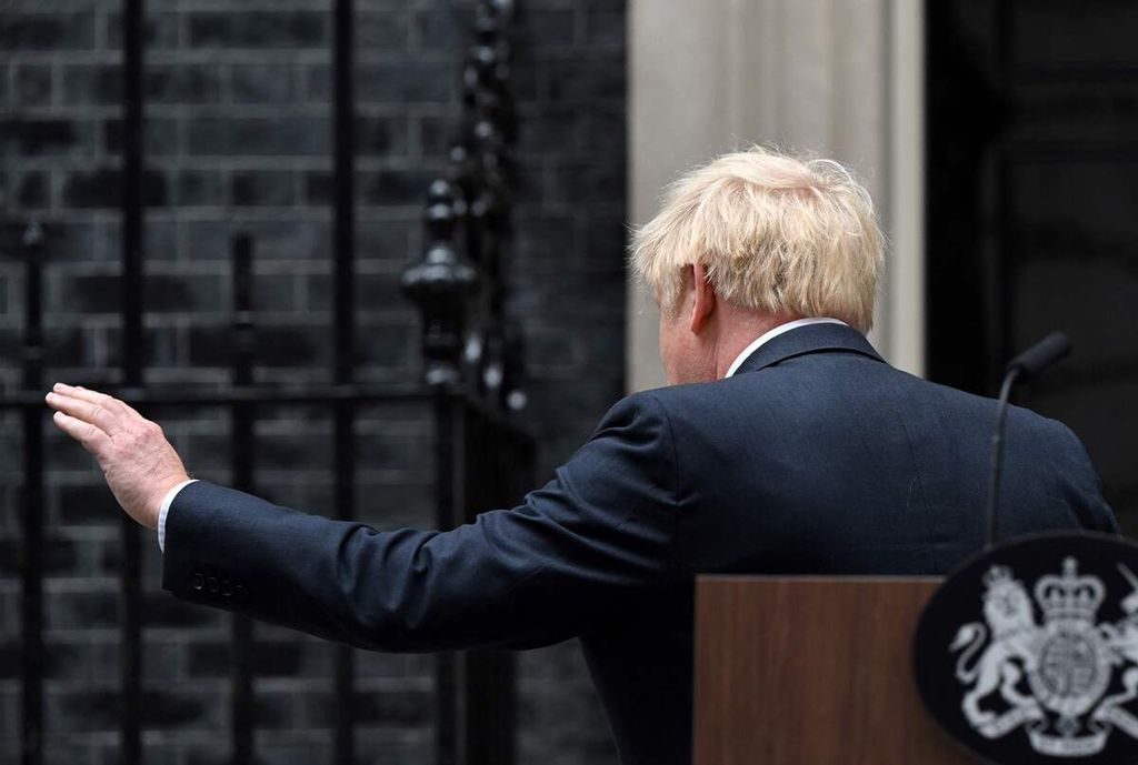 Perdana Menteri Inggris Boris Johnson meninggalkan tempat setelah menyampaikan pernyataan mundur sebagai Ketua Partai Konservatif di depan kantor Downing Street 10 di pusat kota London, Inggris, Kamis (7/7/2022). 