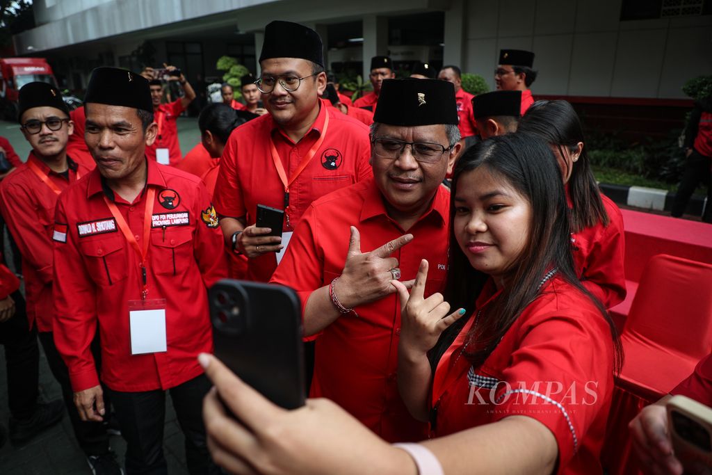 Juru kampanye berswafoto bersama Sekretaris Jenderal PDI-P (kedua dari kanan) seusai pelatihan juru kampanye tingkat nasional untuk menghadapi Pemilu 2024 di Sekolah Partai DPP PDI-P, Jakarta, Sabtu (5/8/2023).