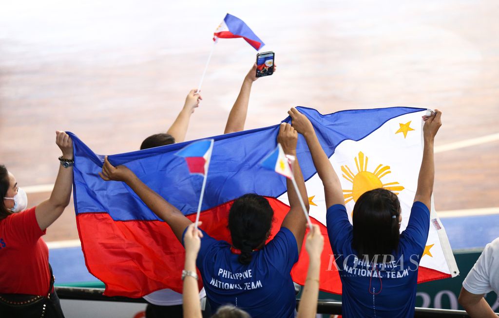 Suporter Filipina memberikan dukungan kepada tim bola basketnya saat menghadapi tim nasional basket Paralimpiade Indonesia pada laga bola basket tiga lawan tiga putra ASEAN Para Games 2022 di GOR Sritex Arena Solo, Jawa Tengah, Sabtu (30/7/2022).