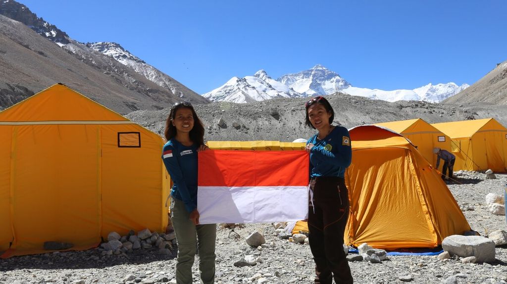 Dua perempuan pendaki Indonesia, Mathilda Dwi Lestari (kiri) dan Fransisca Dimitri Inkiriwang, membentangkan bendera Merah Putih di Everest Base Camp (EBC), Nepal, Minggu (22/4/2018).Dokumentasi Tim Wissemu