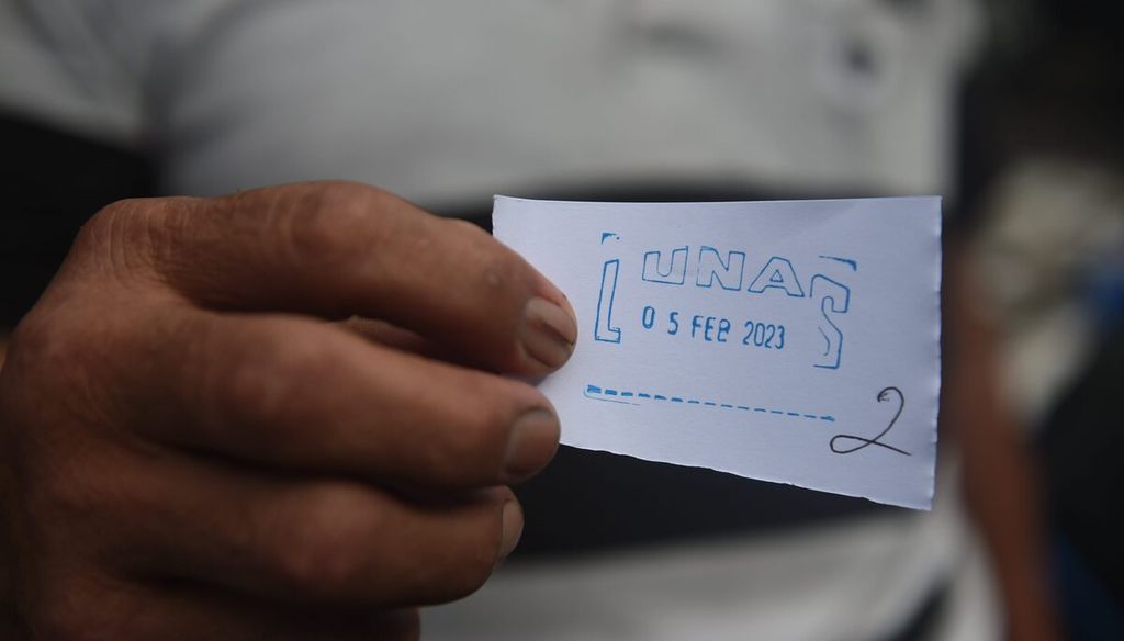 Tanda lunas membeli beras medium saat operasi pasar di Pasar Kembang, Surabaya, Minggu (5/2/2023). 