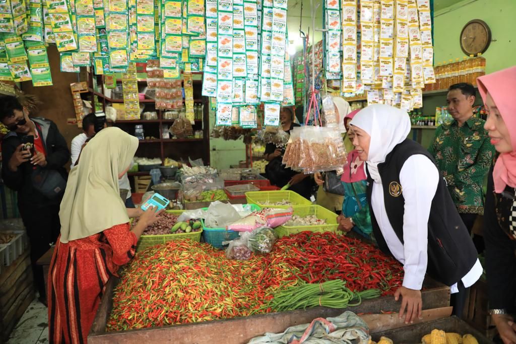 Gubernur Jatim Khofifah Indar Parawansa mengecek stok dan harga bahan kebutuhan pokok di Pasar Krian, Sidoarjo, Jumat (29/12/2023). 