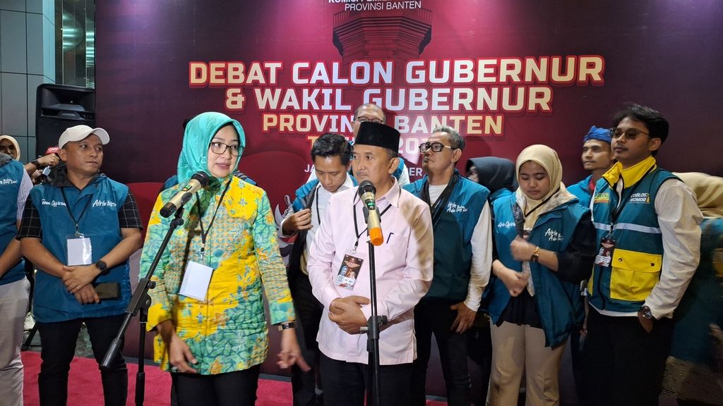 Airin Rachmi Diany-Ade Sumardi seusai debat perdana Pilgub Banten di Menara Bank Mega, Jakarta, Rabu (16/10/2024) malam.