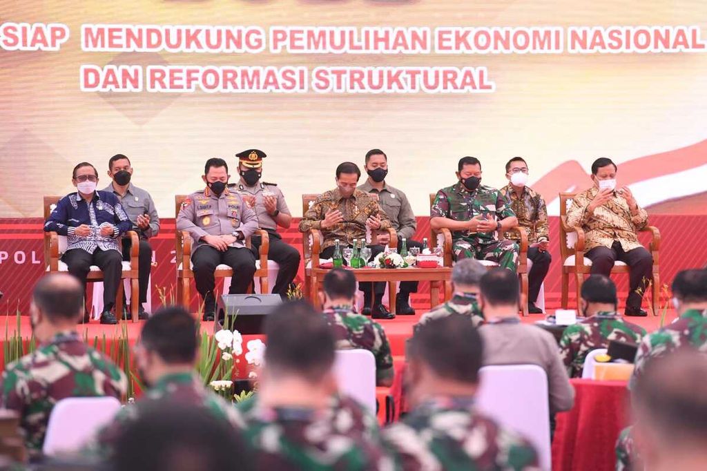 Presiden Joko Widodo dan sejumlah pejabat menghadiri Rapim TNI-Polri 2022 di Jakarta, Selasa (1/3/2022).