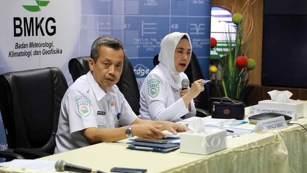 Kepala Badan Meteorologi, Klimatologi, dan Geofisika (BMKG) Dwikorita Karnawati (kanan) didampingi Deputi Geofisika BMKG Muhamad Sadly menggelar jumpa pers di Gedung BMKG, Jakarta, Senin (15/10/2018).