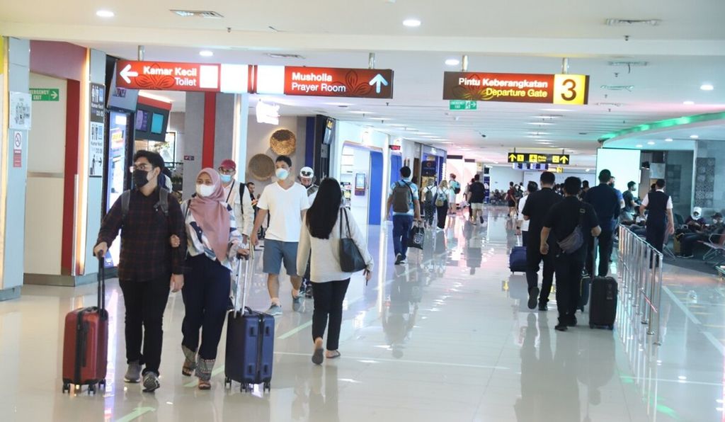 Suasana di area Bandara Internasional I Gusti Ngurah Rai, Denpasar. Kunjungan ke Bali, baik wisatawan domestik maupun wisatawan mancanegara, dilaporkan bertumbuh pada Juli 2022.